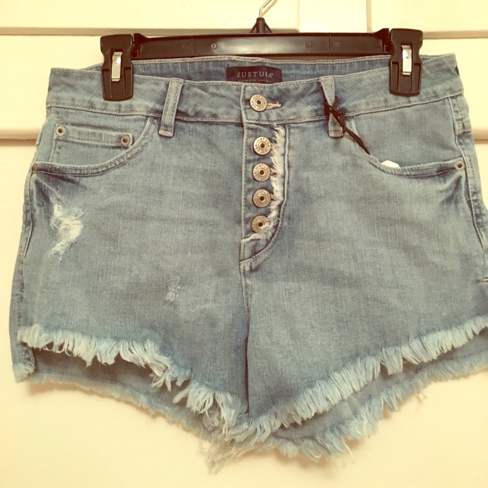Light denim, button fly, fray shorts
